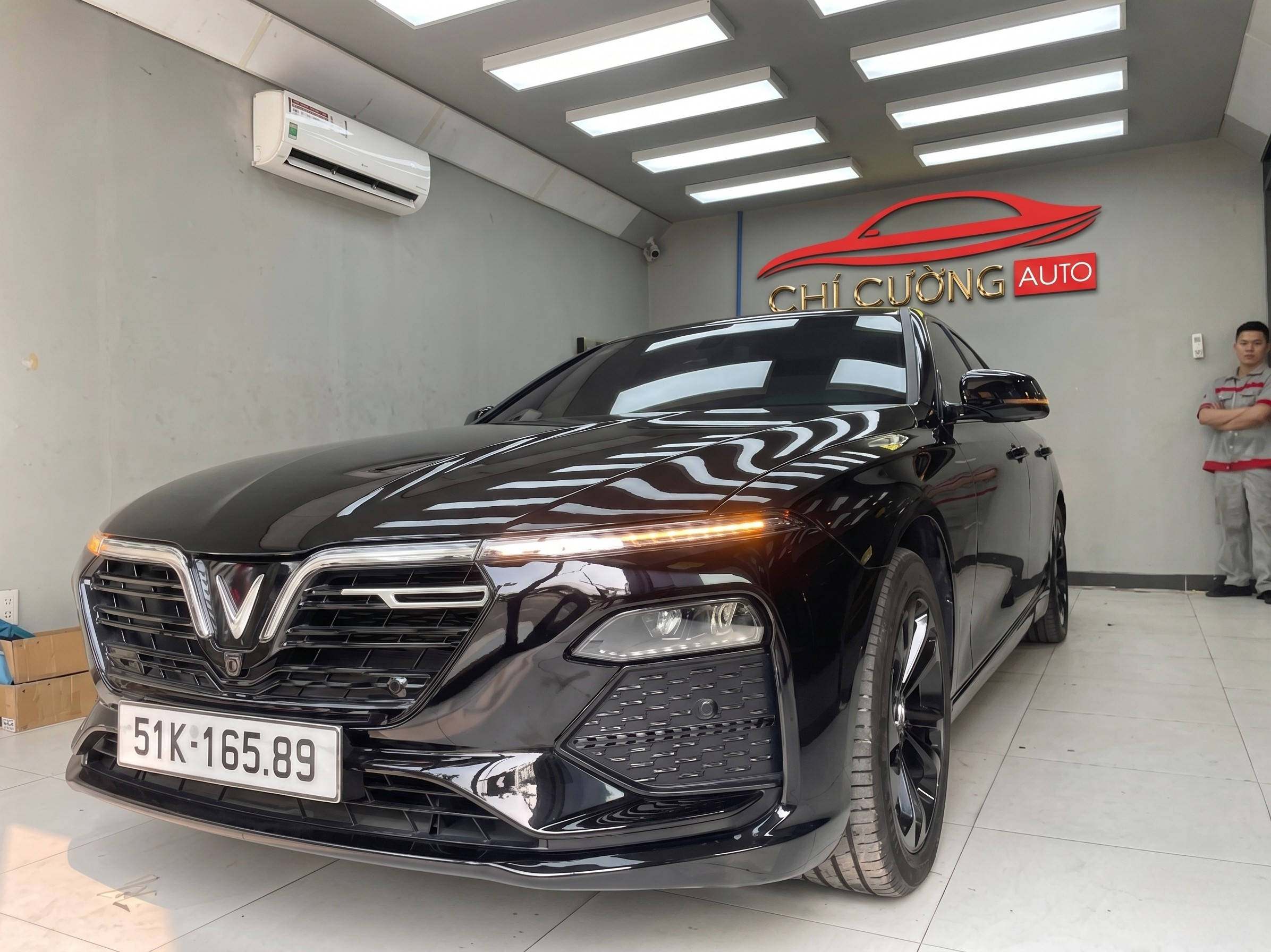 Phủ ceramic xe sang VinFast màu đen tại Chí Cường Auto Gia Lai