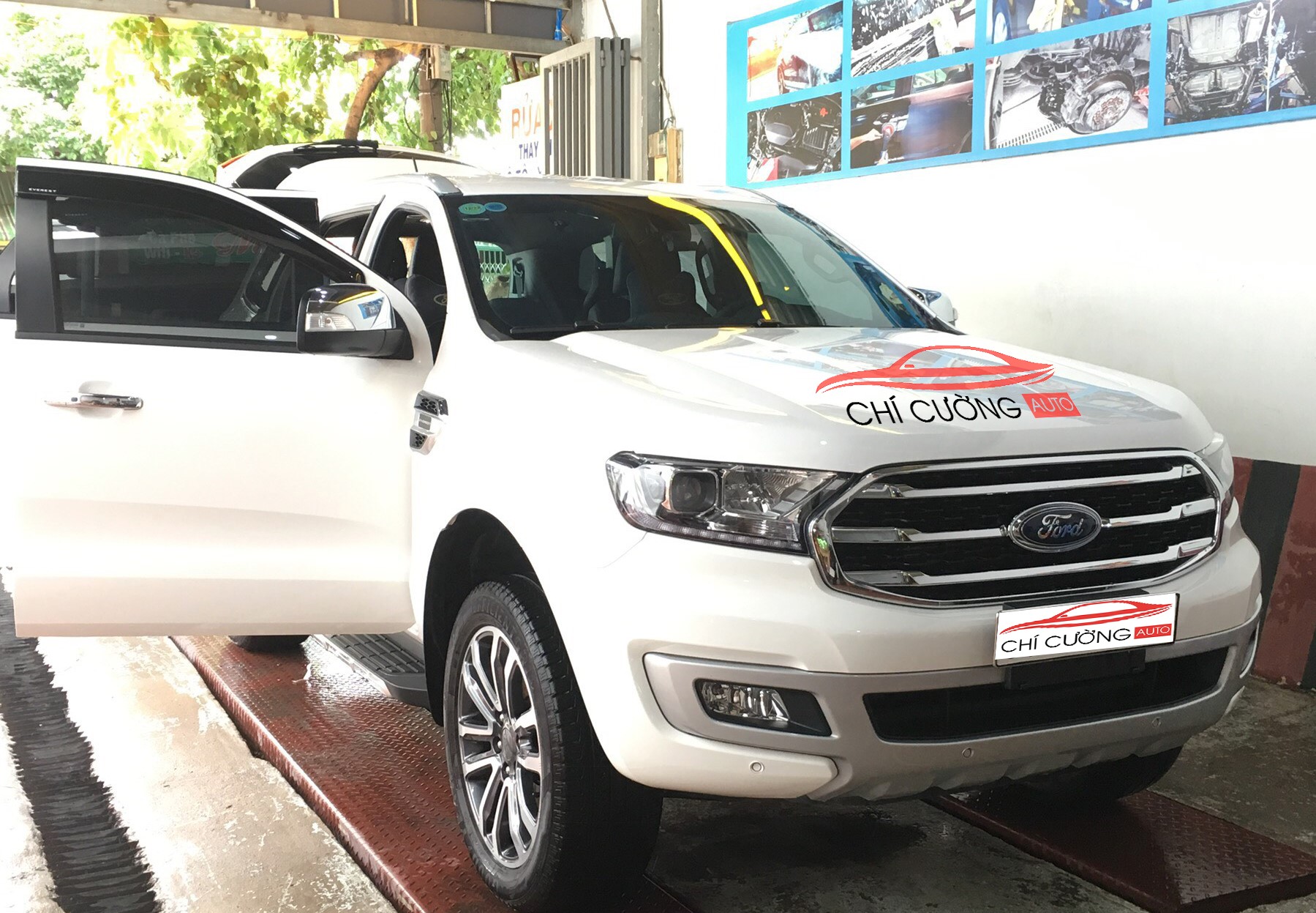 Xe Ford Everest đang được chăm sóc tại garage Chí Cường Auto 491/9 Trường Chinh Tân Bình TPHCM không gian thi công chuyên nghiệp