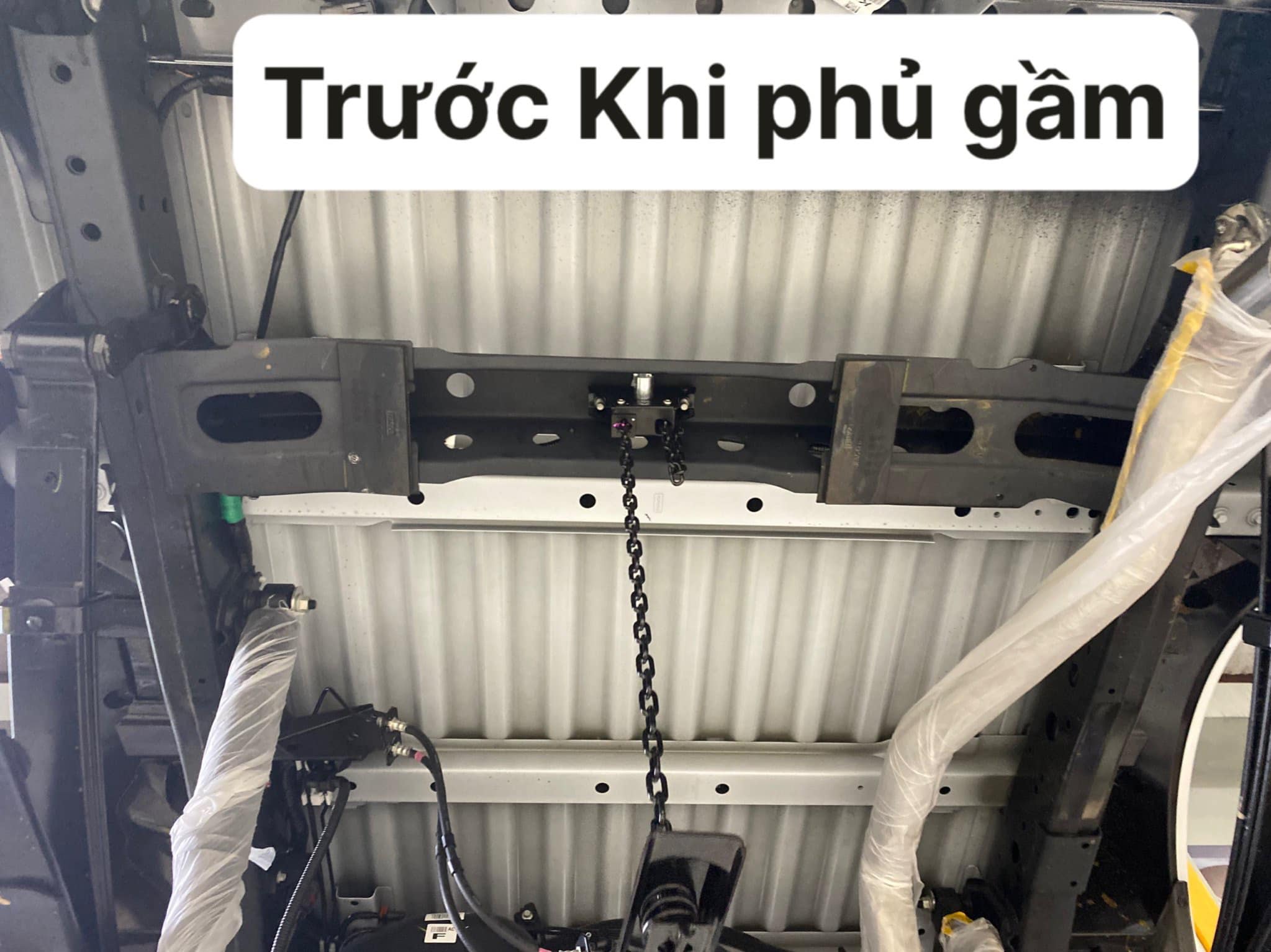 Gầm xe ô tô trước khi phủ chống rỉ tại Chí Cường Auto Tân Bình TPHCM bề mặt sáng chưa được bảo vệ