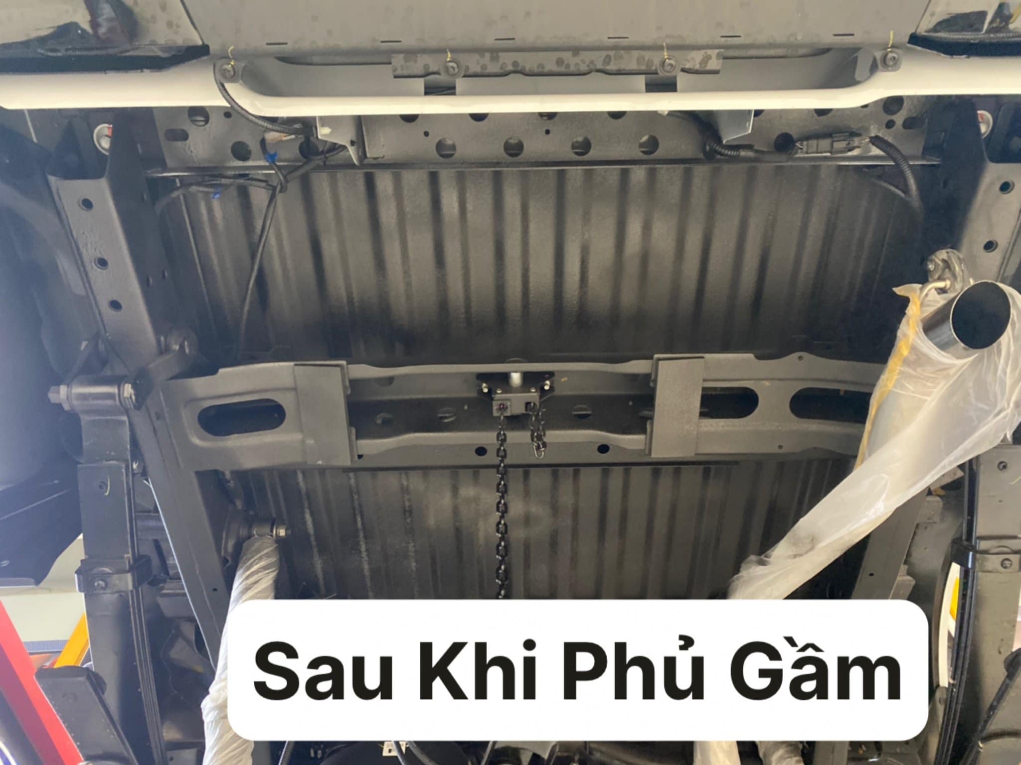 Gầm xe ô tô sau khi phủ chống rỉ tại Chí Cường Auto Tân Bình TPHCM lớp phủ đen bảo vệ toàn diện