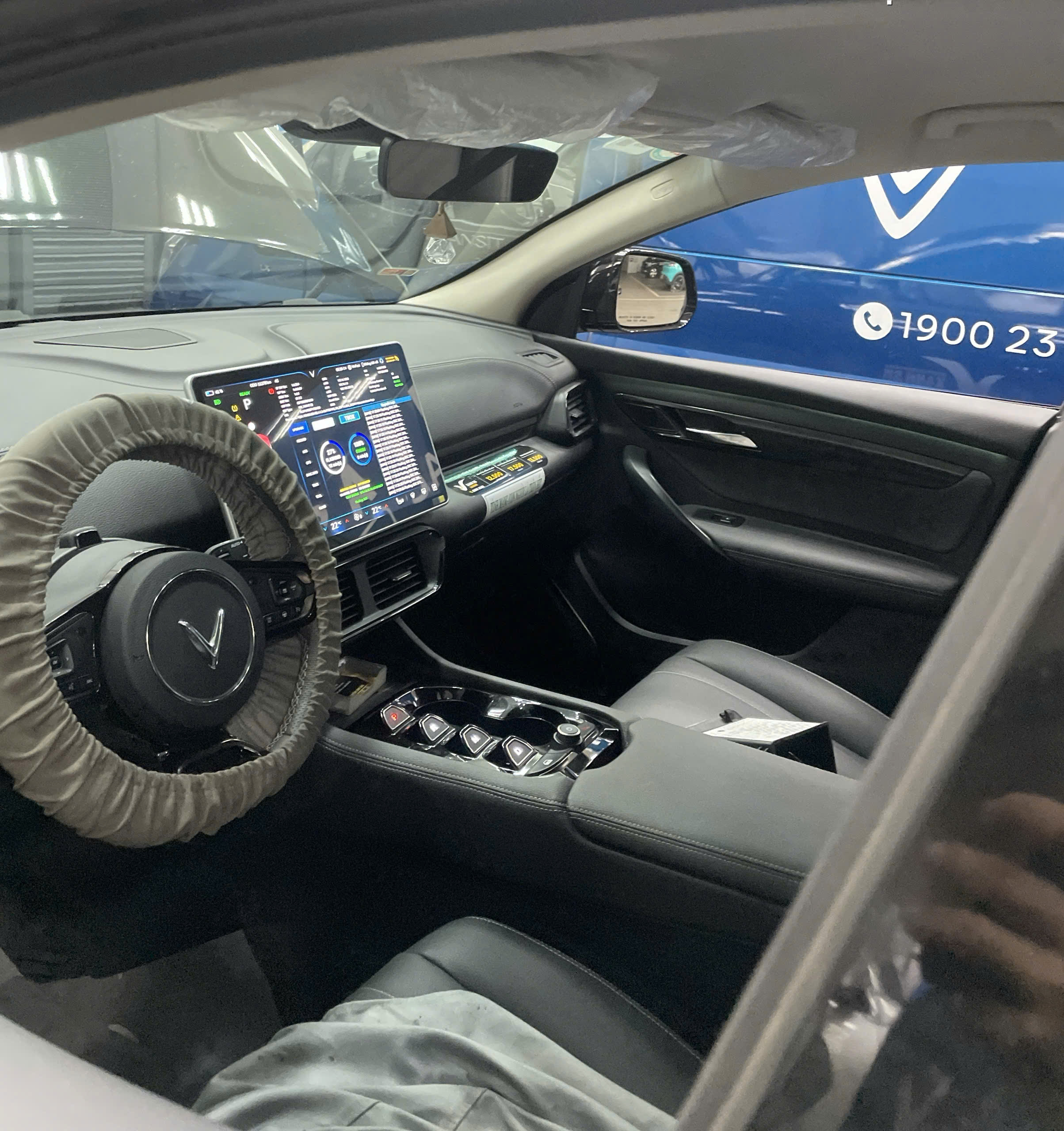 Kỹ thuật viên Chí Cường Auto kiểm tra chi tiết xe điện VinFast tại Mang Yang Gia Lai