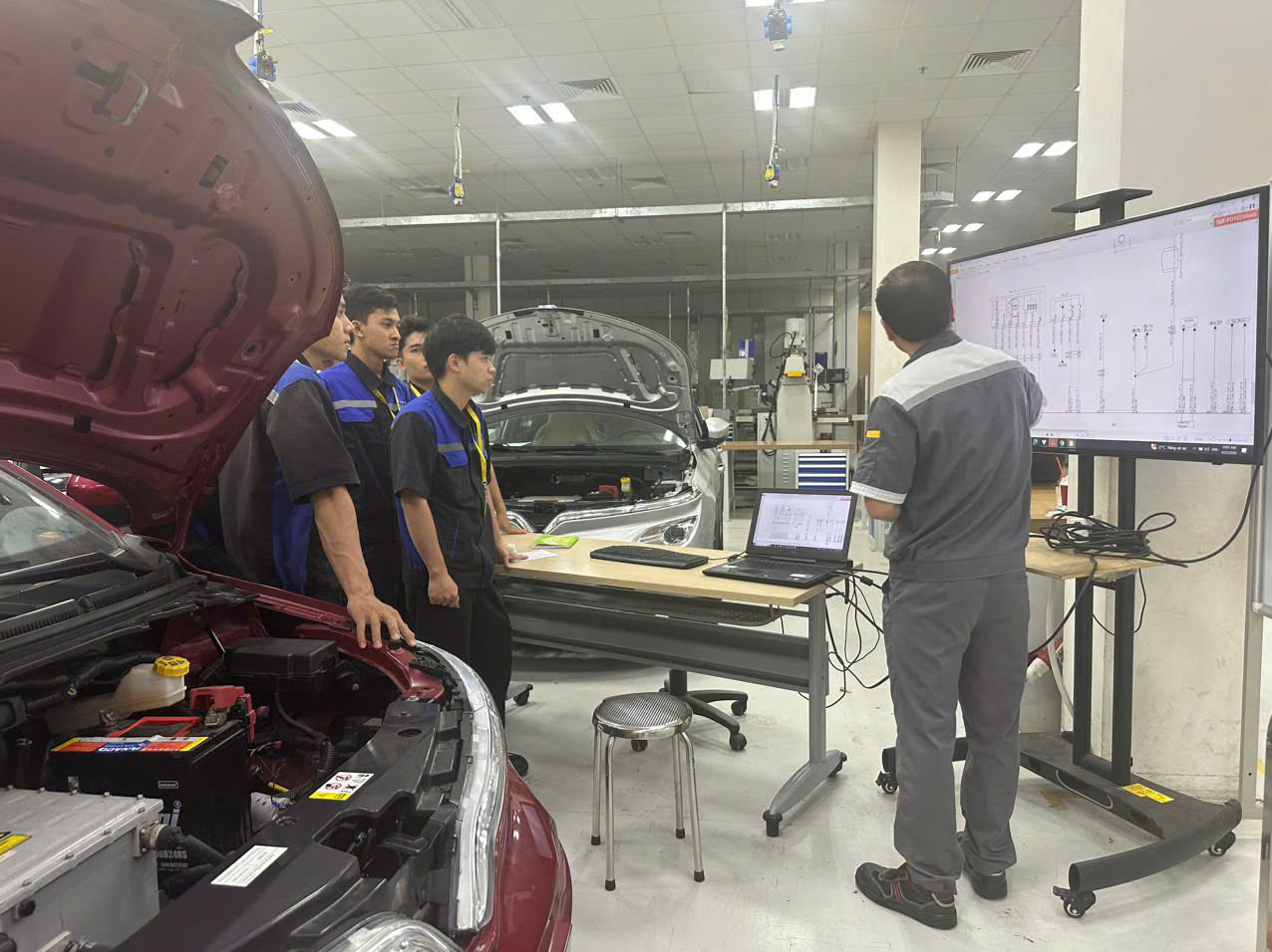 Kỹ thuật viên Chí Cường Auto kiểm tra hệ thống điện ô tô VinFast tại garage Mang Yang Gia Lai