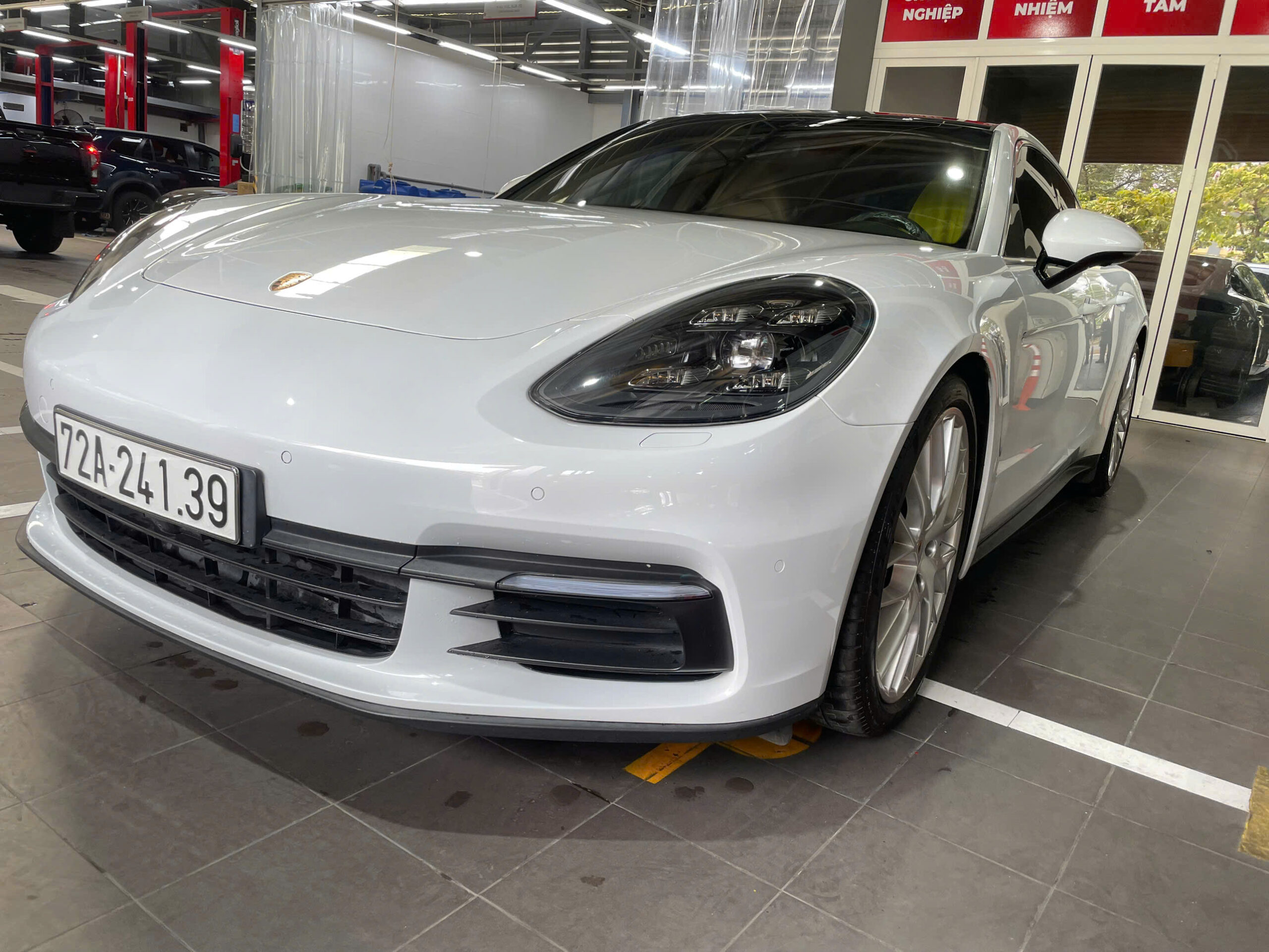 Phủ ceramic xe sang Porsche Panamera tại Chí Cường Auto Gia Lai