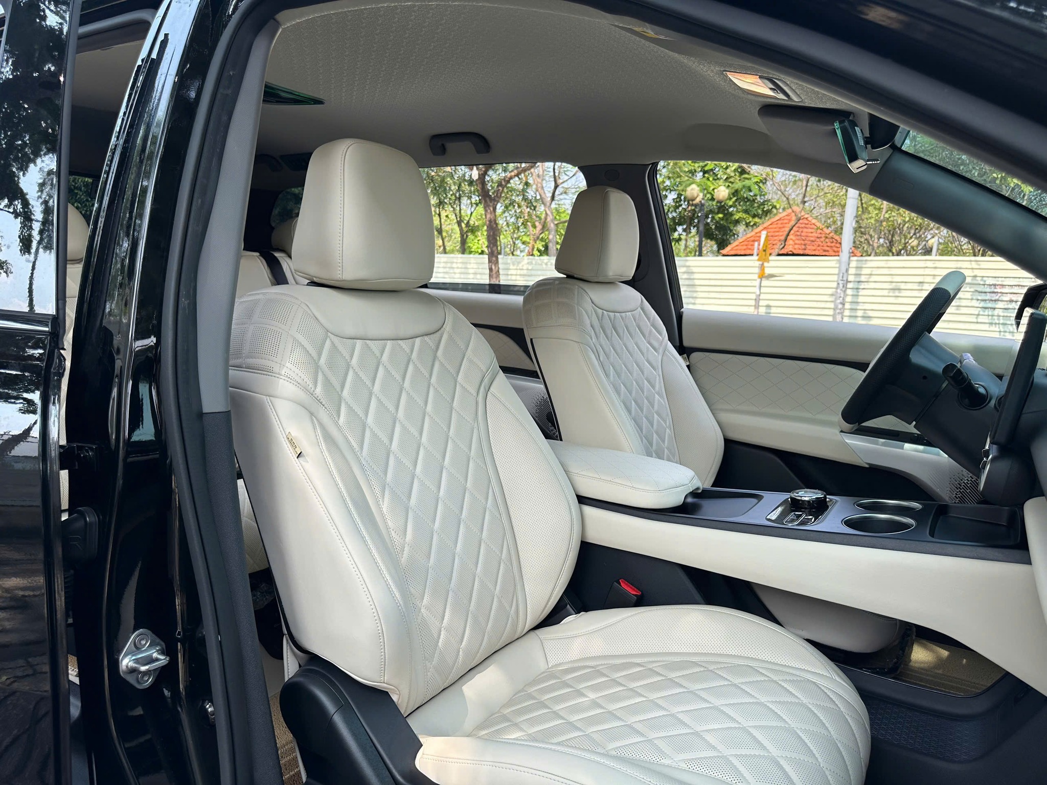 Nội thất ghế da trắng kem ô tô sạch đẹp sau khi vệ sinh và dưỡng da tại Chí Cường Auto Gia Lai