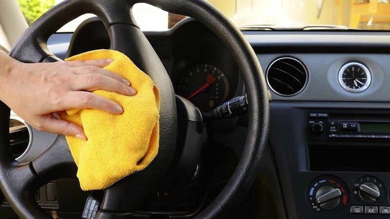 Lau và dưỡng vô lăng taplo ô tô bằng khăn microfiber tại Chí Cường Auto Mang Yang Gia Lai