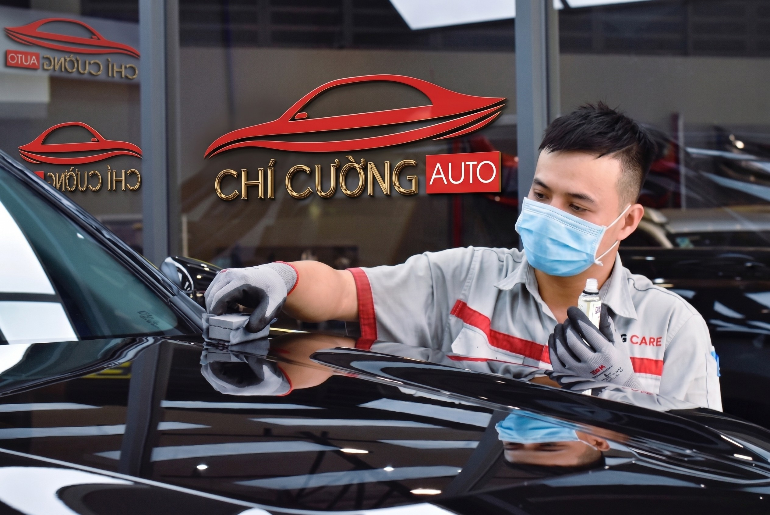 Kỹ thuật viên Chí Cường Auto phủ lớp bảo vệ sơn xe tại Gia Lai