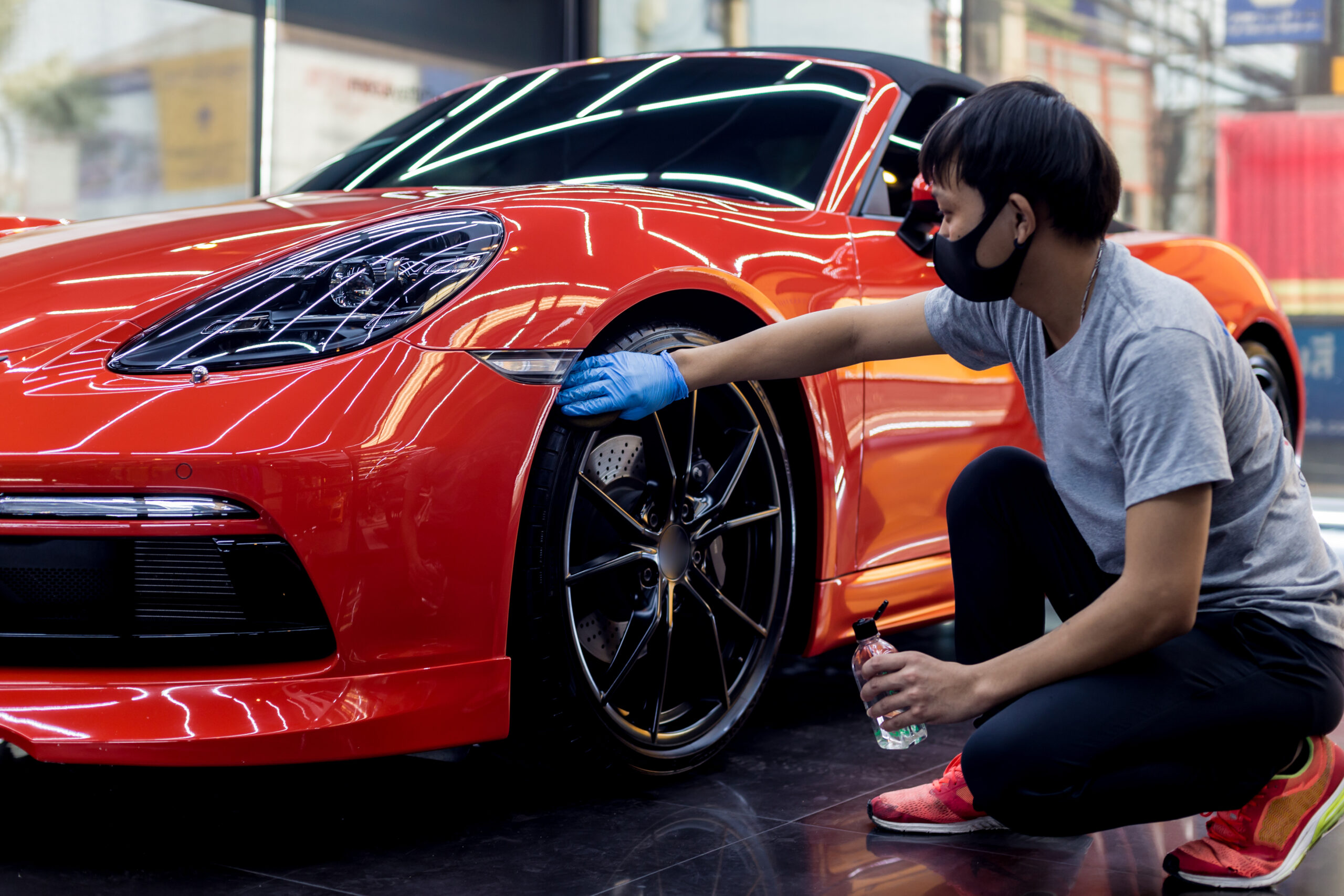Kỹ thuật viên chăm sóc và làm đẹp sơn xe ô tô tại Chí Cường Auto Gia Lai